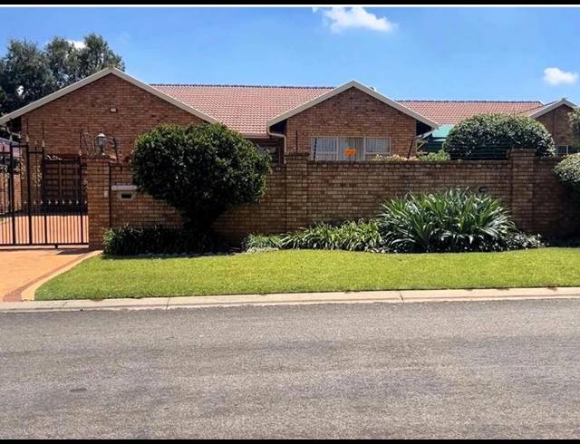 4 BEDROOM HOUSE FOR SALE IN SUNWARD PARK